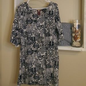 Short and half sleeve dress.